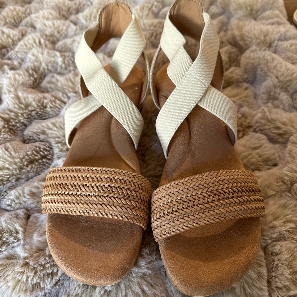Easy Spirit wedge sandal. Size 8.5